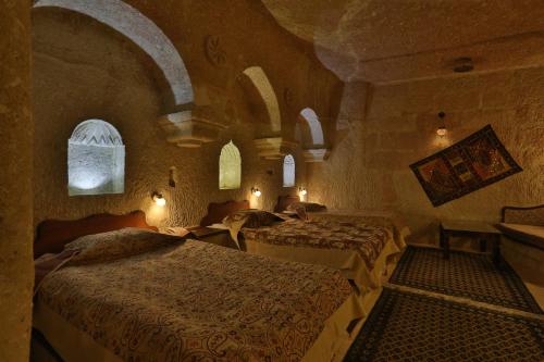 Deluxe Triple Cave Suite