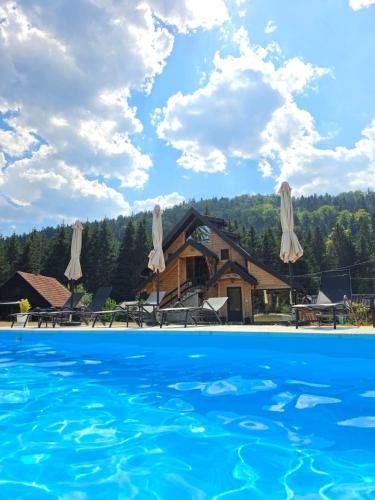. Brvnara Miris Bora - sa bazenom -