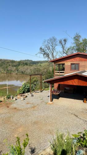 Casa rústica às margens do lago