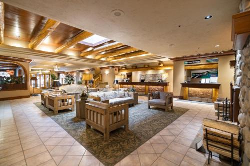 로비, 밴프 카리부 로지 앤 스파 (Banff Caribou Lodge and Spa) in 밴프