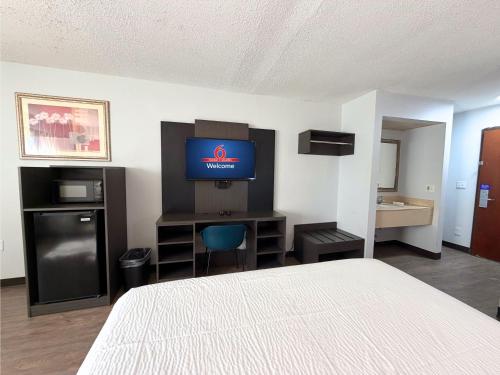 Motel 6 Elkhart, IN Room Type - Queen Room - Non-Smoking