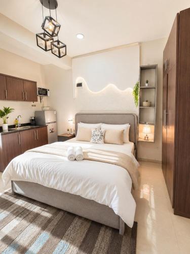 Modern Luxury Apartment Near Beach Malls &Cafés - image 4
