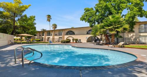 Piscina, Heritage Inn Express Roseville in Roseville (CA)