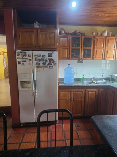 Kitchen, Posada y Residencias Villa Juana in Puerto La Cruz
