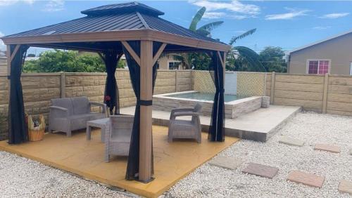 Phoenix Manor With Pool & Gazebo Phoenix Park Village 1 in Spanish Town