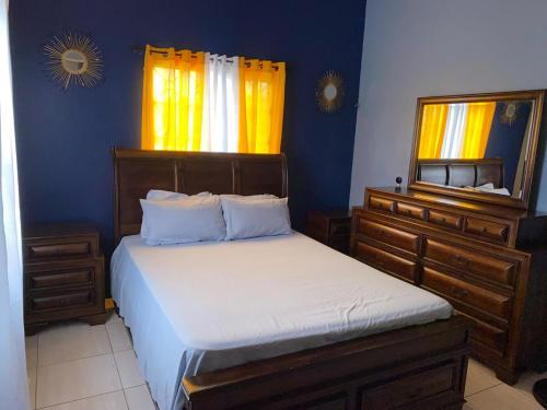 Phoenix Manor With Pool & Gazebo Phoenix Park Village 1 in Spanish Town