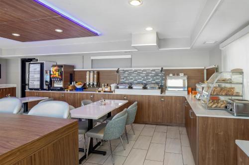 Food and beverages, Best Western Roslyn-Long Island Hotel in Flower Hill (NY)