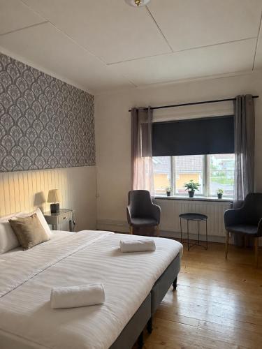 1 double bed, 2 twin beds