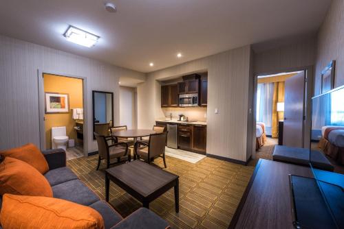 2 king beds, 1 sofa bed