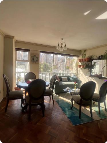 Departamento céntrico, cálido y con una vista que enamora
