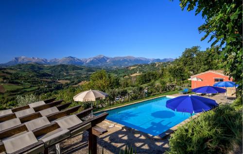Úszómedence, Stunning Home In Monte San Martino in Smerillo