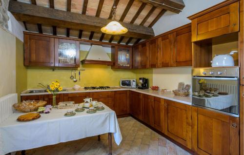 Konyha, Stunning Home In Monte San Martino in Smerillo