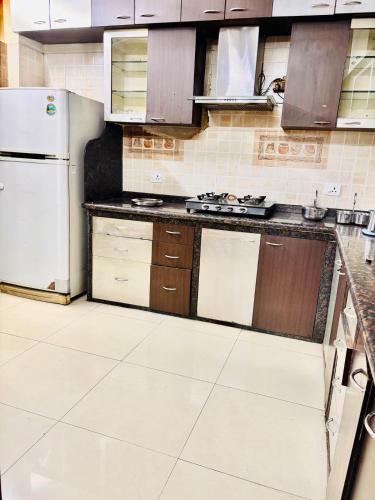 Luxe Three Bedroom Apartment Full flat - image 2