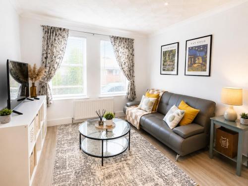 2BR West End, Sleeps 4, Free Parking