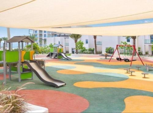 سحر المحيط لتأجير بيوت العطلات ocean magic 4BR luxury apartment , direct sea facing at Address beac in Al Dhaid
