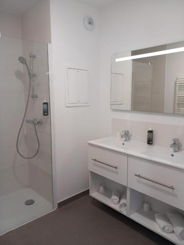 2 bedrooms, 3 beds