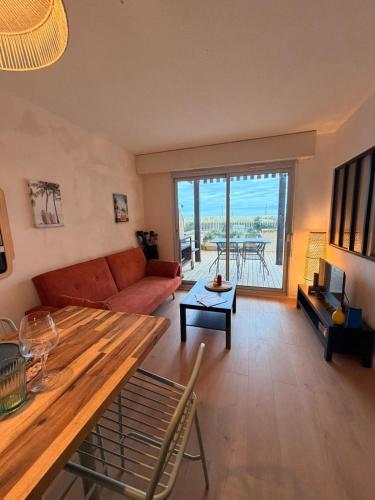 Apartment with terrace facing the sea