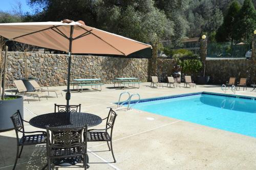 Swimming pool, Cedar Lodge in El Portal (CA)