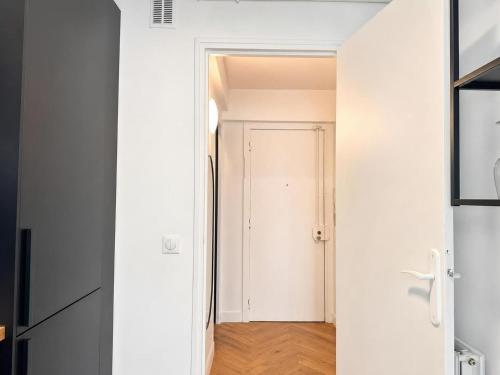 Belleville 1 Bedroom Apartment Near Père Lachaise - image 3