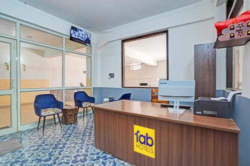 Лоби, FabHotel Hazel Town House - Near Mundka Metro station in Punjabi Bagh