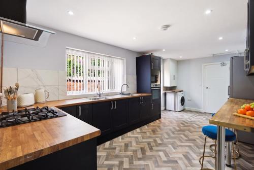 Modern 6-bedroom house in Birmingham in Oldbury
