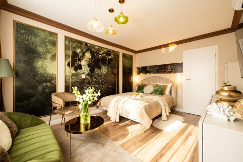 Glamourous 2-bedroom Suite with a balcony, heavenly view of the Palace only 3 min to Central Station