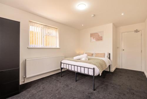 Modern 6-bedroom house in Birmingham in Oldbury