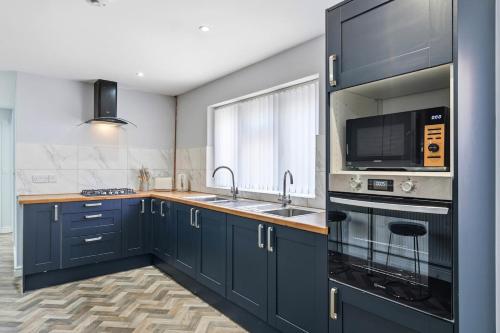 Modern 6-bedroom house in Birmingham in Oldbury
