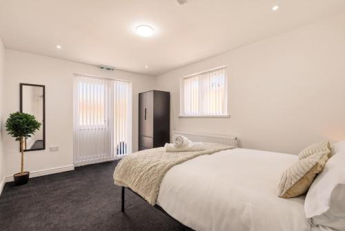 Modern 6-bedroom house in Birmingham in Oldbury