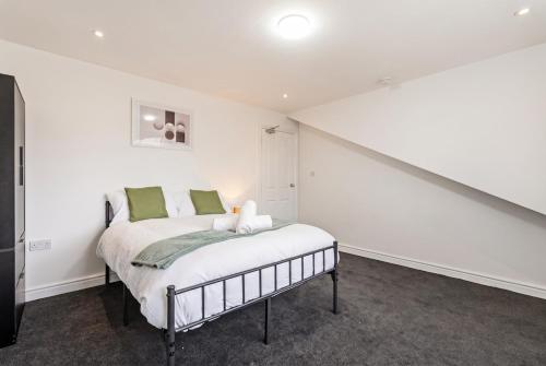 Modern 6-bedroom house in Birmingham in Oldbury