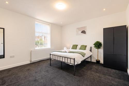 Modern 6-bedroom house in Birmingham in Oldbury