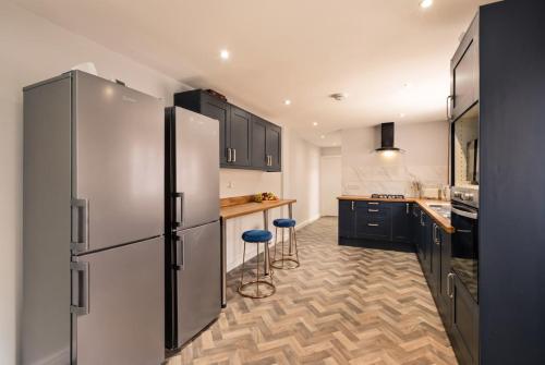 Modern 6-bedroom house in Birmingham in Oldbury