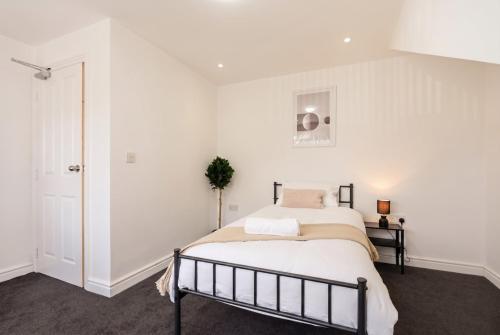 Modern 6-bedroom house in Birmingham in Oldbury