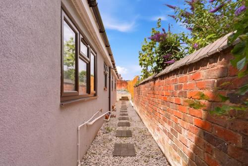 Modern 6-bedroom house in Birmingham in Oldbury