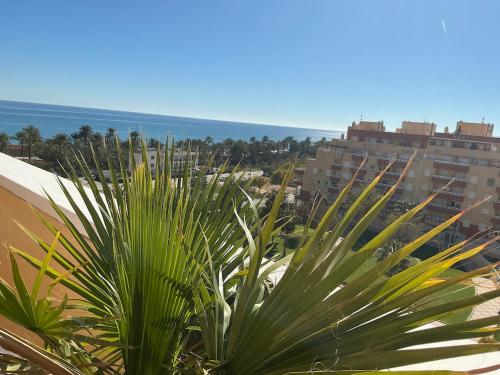 Ático con terraza, vistas al mar y piscina