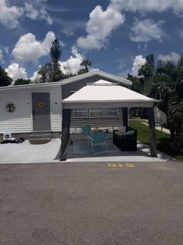 Airy 2 Bedroom in North Fort Myers Near Many Attractions