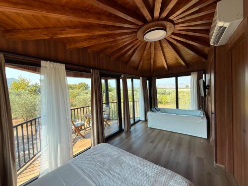 Octerra Villa - Private Jacuzzi - Lake & Mountain View in ซาเคส