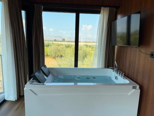 Octerra Villa - Private Jacuzzi - Lake & Mountain View in ซาเคส
