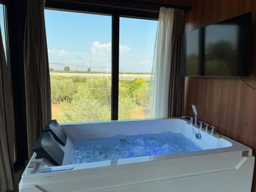 Octerra Villa - Private Jacuzzi - Lake & Mountain View in ซาเคส