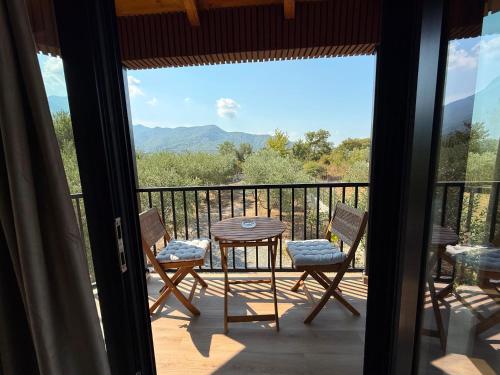 Octerra Villa - Private Jacuzzi - Lake & Mountain View in ซาเคส
