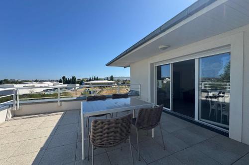 2-bedroom apartment with balcony close to the sea