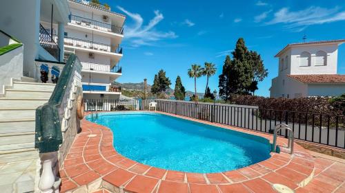 Little Lola, Carabeo Nerja