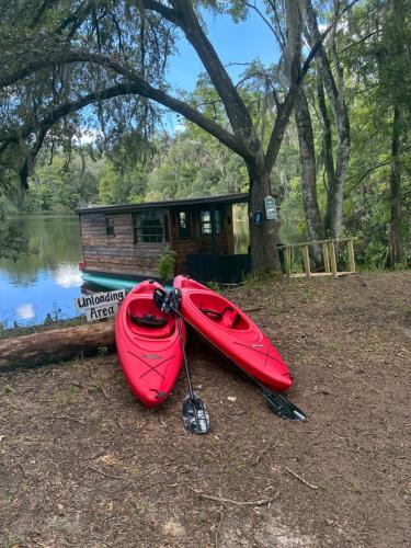 Secret Cove Cabin Boat Riverfront Retreat