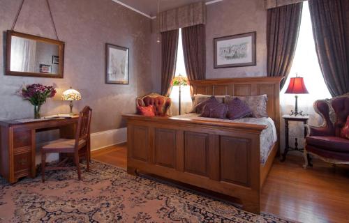 HH Whitney House - A Bed & Breakfast on the Historic Esplanade detail