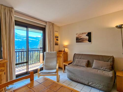 Studio rénové avec balcon proche des pistes, casier à ski