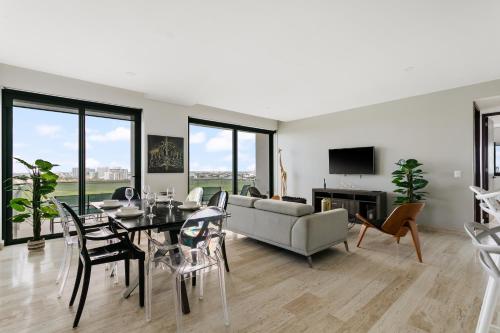 Luxury 2BR Apartment in Marina Condos