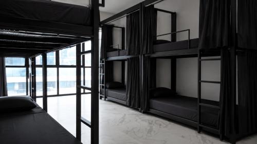 เตียงเดี่ยวในห้องพักรวมชายหญิง (Single Bed in Mixed Dormitory Room)