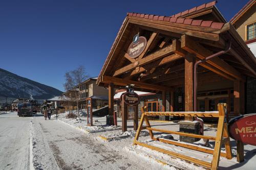 숙소 외관, 밴프 타미건 인 (Banff Ptarmigan Inn) in 밴프