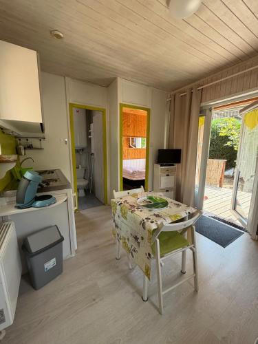 Chalet paisible à deux pas du lac 3 pers (Chalet paisible a deux pas du lac 3 pers) in Saint Remy Sur Durolle