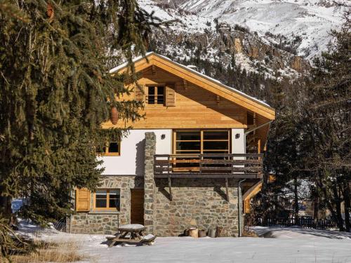 Chalet rénové avec accès direct aux pistes, grand jardin et parking